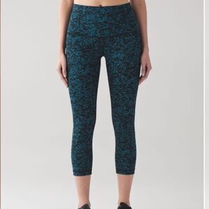 Lululemon Wunder Under Crop (Hi-Rise)
Iced Wave Capri Black Size 2